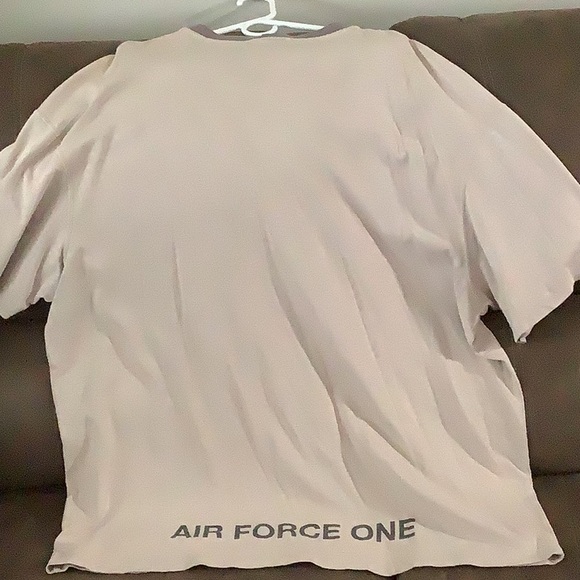 Nike Beige and Gray Short Sleeve Tee - Picture 3 of 3